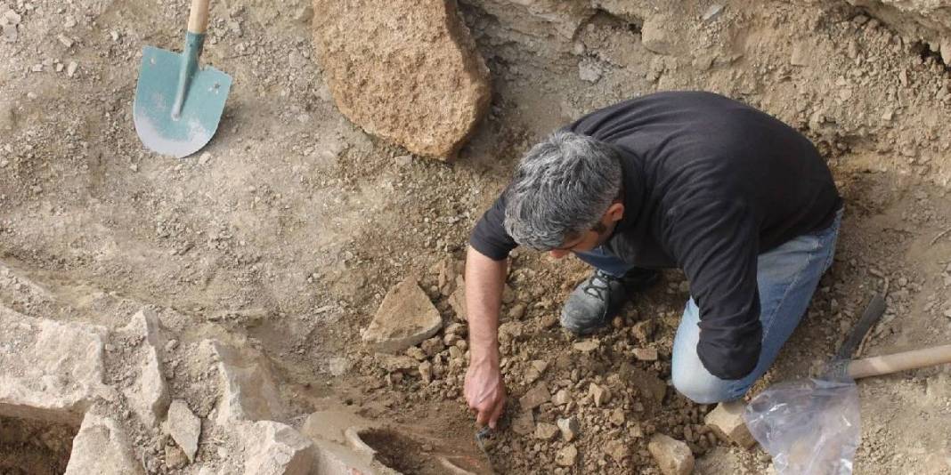 Yer Türkiye: Kazıyıcılar çocuk mezarının içinden onlarca defineyi elleriyle çıkardı! Tam 2.700 yıllık… 3